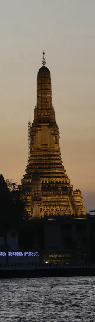 Wat-Arun-Tempel der Morgenröte erstrahlt im Abendrot